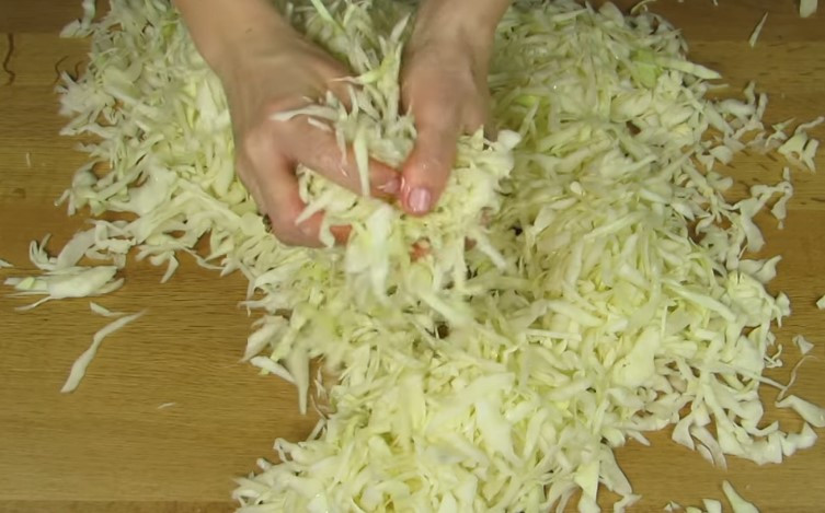 Вкусная и хрустящая квашеная капуста – классические рецепты на зиму