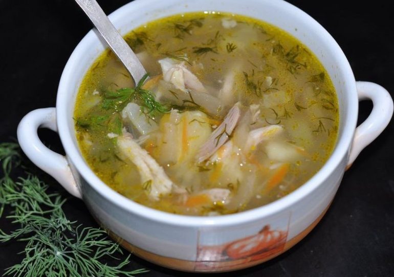 Рассольник на курином бульоне - рецепт с сердечками, желудками и грудкой, калорийность супа