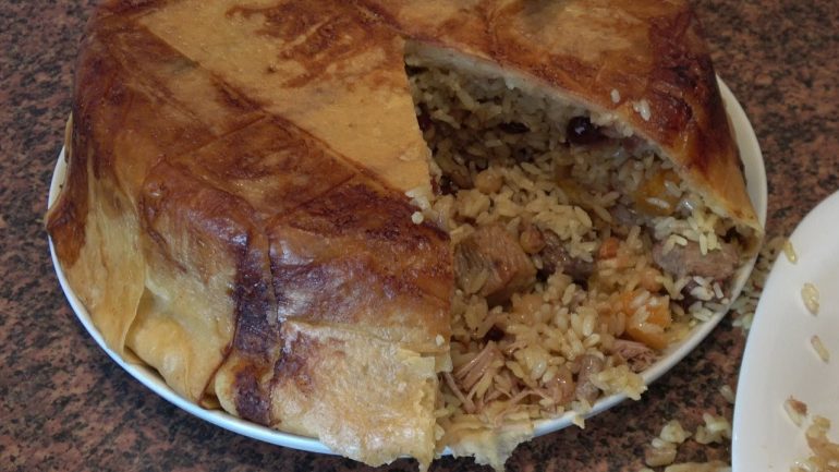 Азербайджанский плов - рецепт с сухофруктами, мясом и курагой в тесте или лаваше, фото