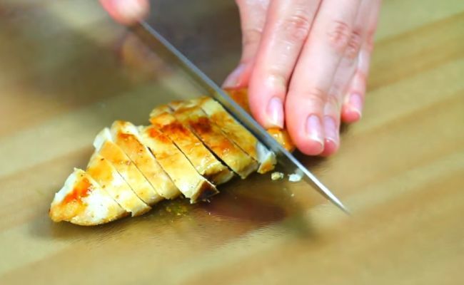 Салат Цезарь с курицей и сухариками в домашних условиях: классические рецепты