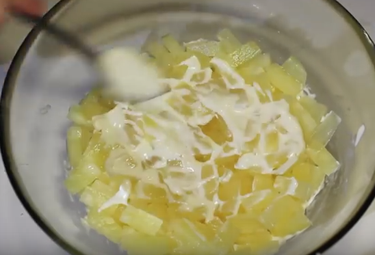 Салаты с курицей, ананасами и сыром. 5 лучших рецептов приготовления