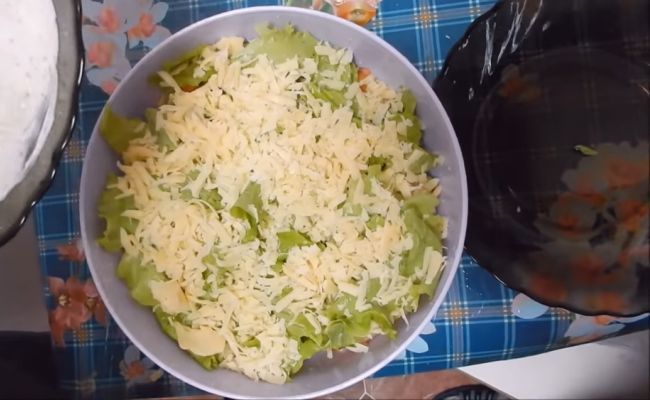 Салат Цезарь с курицей и сухариками в домашних условиях: классические рецепты