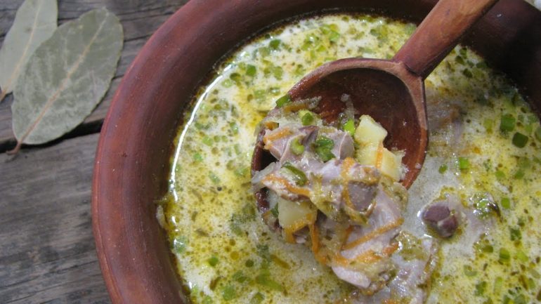 Рассольник на курином бульоне - рецепт с сердечками, желудками и грудкой, калорийность супа