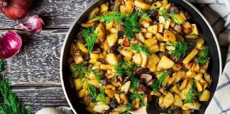 Маслята жареные с картошкой: рецепт на сковороде с картошкой, сметаной и луком, как приготовить с фото в мультиварке