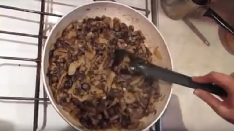 Опята жареные с луком и сметаной на сковороде - рецепт приготовления с фото