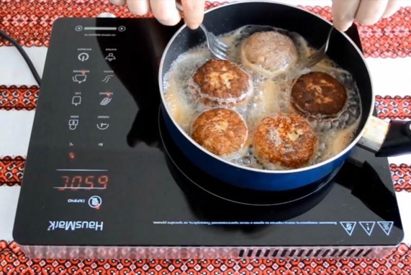 Котлеты из фарша — 5 классических рецептов (на сковороде и в духовке)