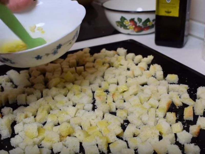 Салат цезарь с курицей и сухариками — простые классические рецепты