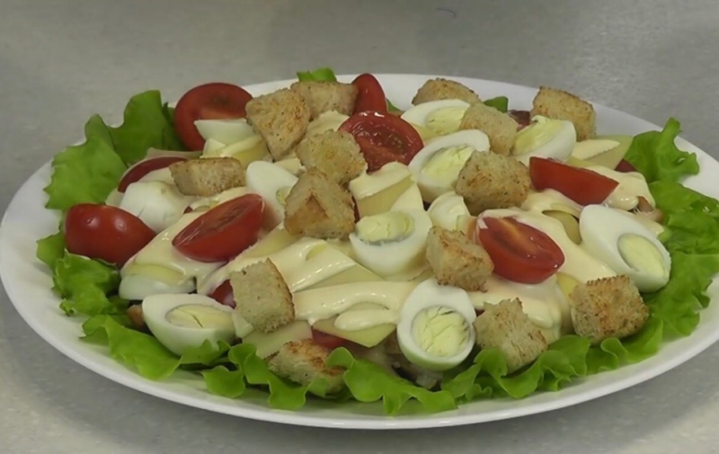 Салат Цезарь с курицей и сухариками в домашних условиях: 5 пошаговых рецептов вкусного салата