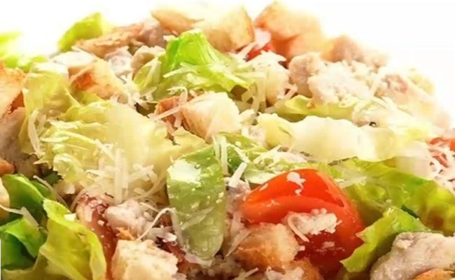 Салат Цезарь с курицей и сухариками в домашних условиях: классические рецепты
