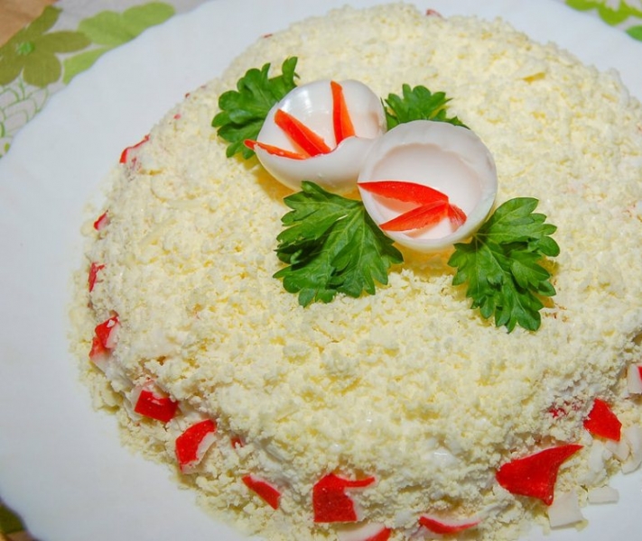 Салат с креветками и крабовыми палочками - рецепт с кальмарами, ананасом и красной икрой, фото