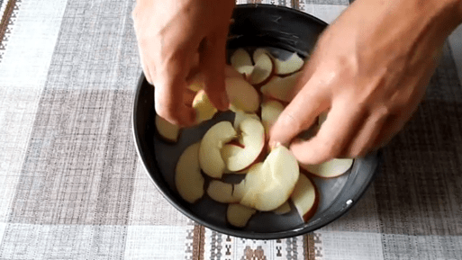 Пирог с яблоками: 5 вкусных рецептов на быструю руку