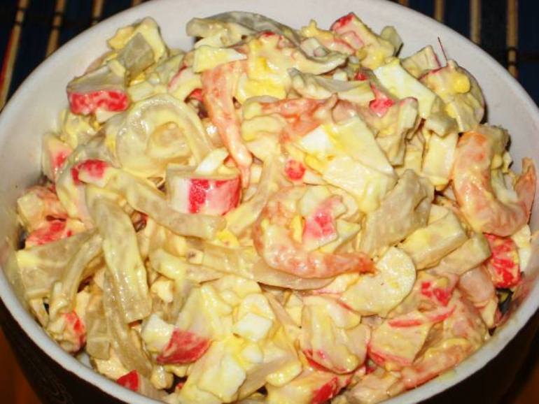 Салат с креветками и крабовыми палочками - рецепт с кальмарами, ананасом и красной икрой, фото