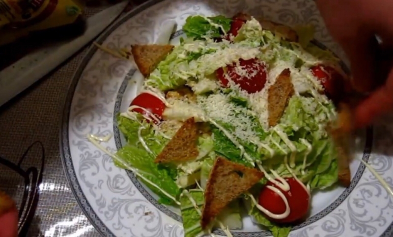 Салат Цезарь с курицей и сухариками в домашних условиях: 5 пошаговых рецептов вкусного салата