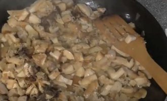 Як посмажити білі гриби на сковороді в домашніх умовах