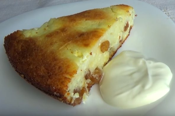 Запіканка з сиру з родзинками та сметаною