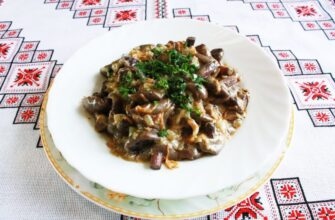смажені опеньки з цибулею та сметаною на сковороді
