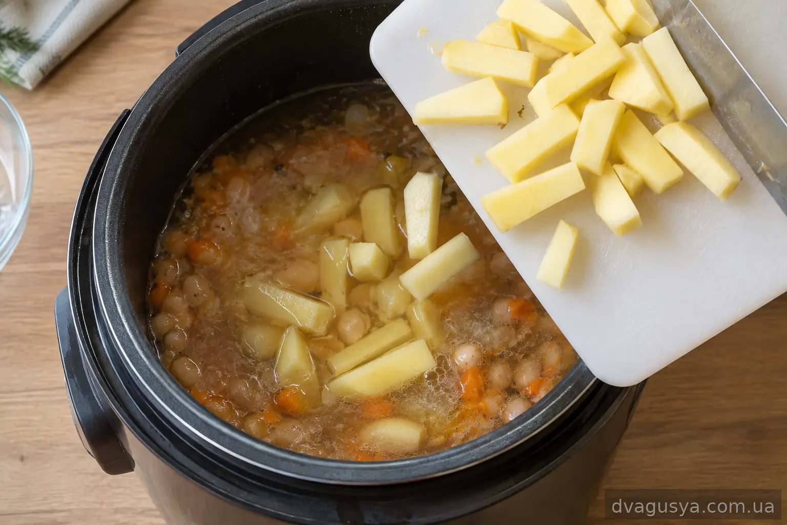 Нарізана брусочками картопля закладається в киплячий суп у мультиварці