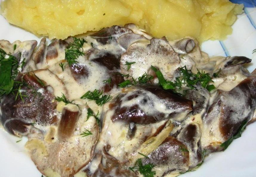 Смажені опеньки з цибулею і ковбасою