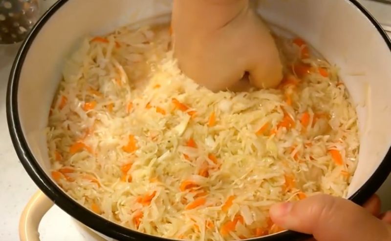 Смачна і ніжна квашена капуста – класичні рецепти на зиму