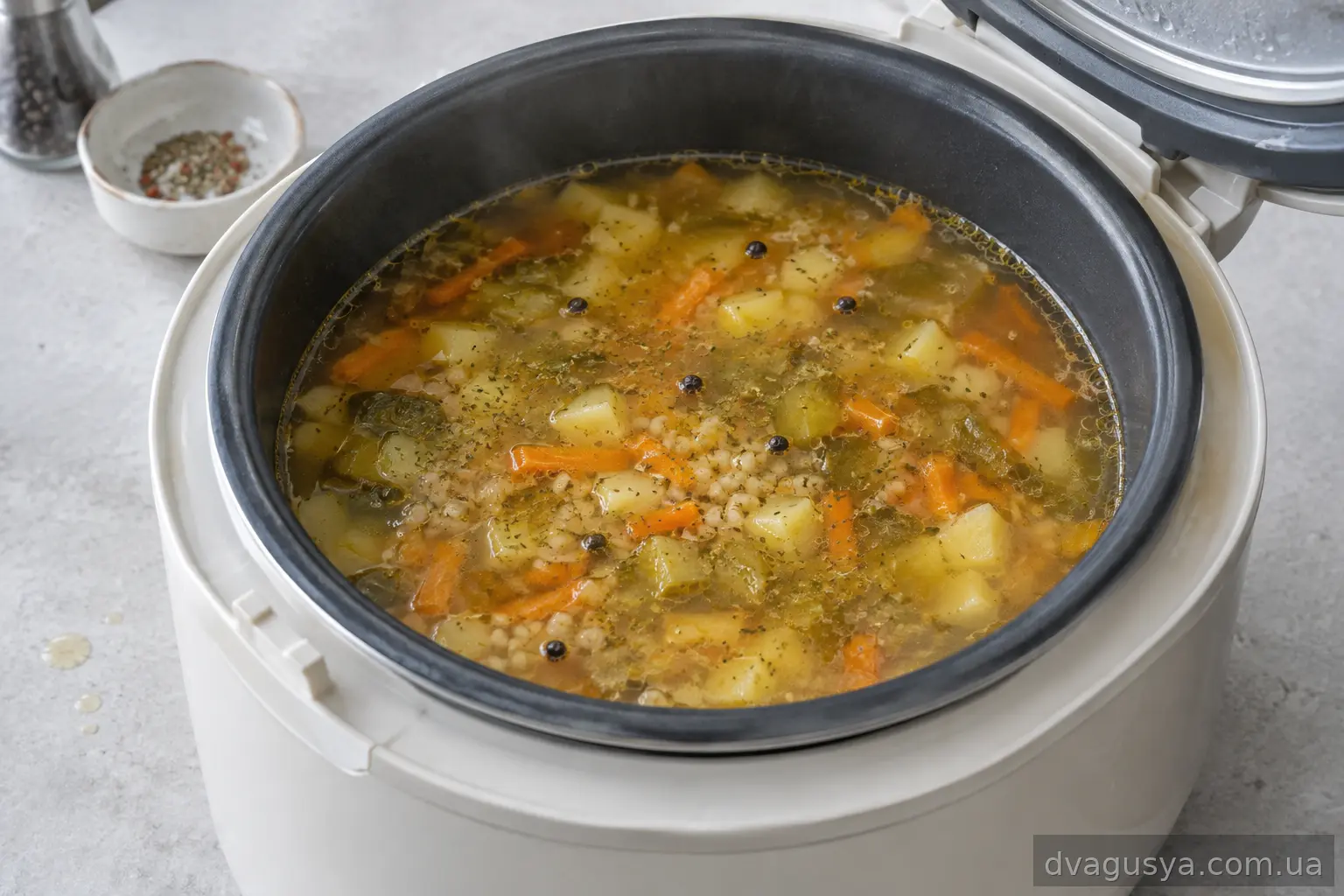 Пісний розсольник залитий курячим бульйоном
