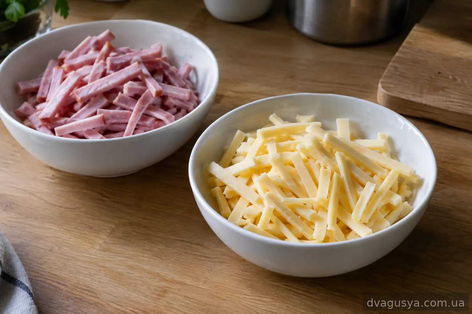 Сир нарізаний довгими тонкими соломками