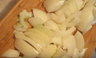 Як приготувати смажені опеньки з цибулею та сметаною на сковороді