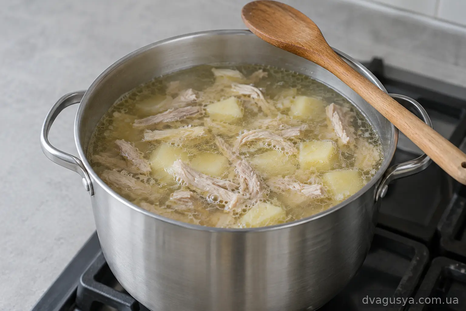 У каструлю з бульйоном додано картоплю та розібране куряче м'ясо