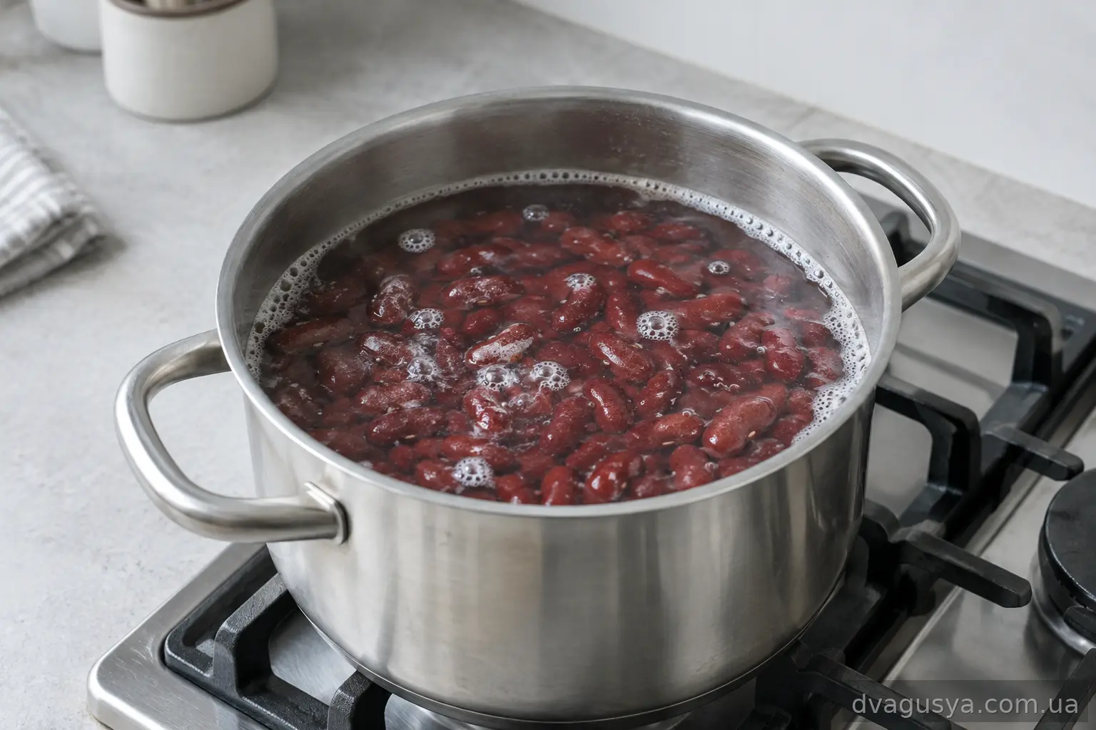 Квасоля вариться у каструлі з водою
