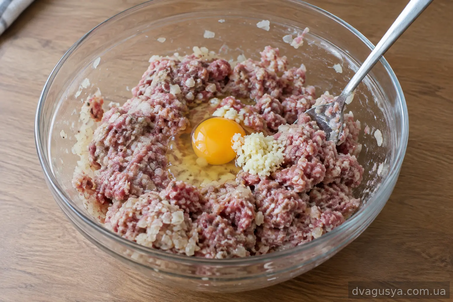 Фарш з яйцем і часником у мисці