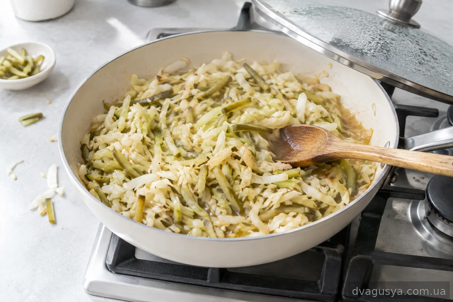 Капуста з солоними огірками тушкується на сковороді
