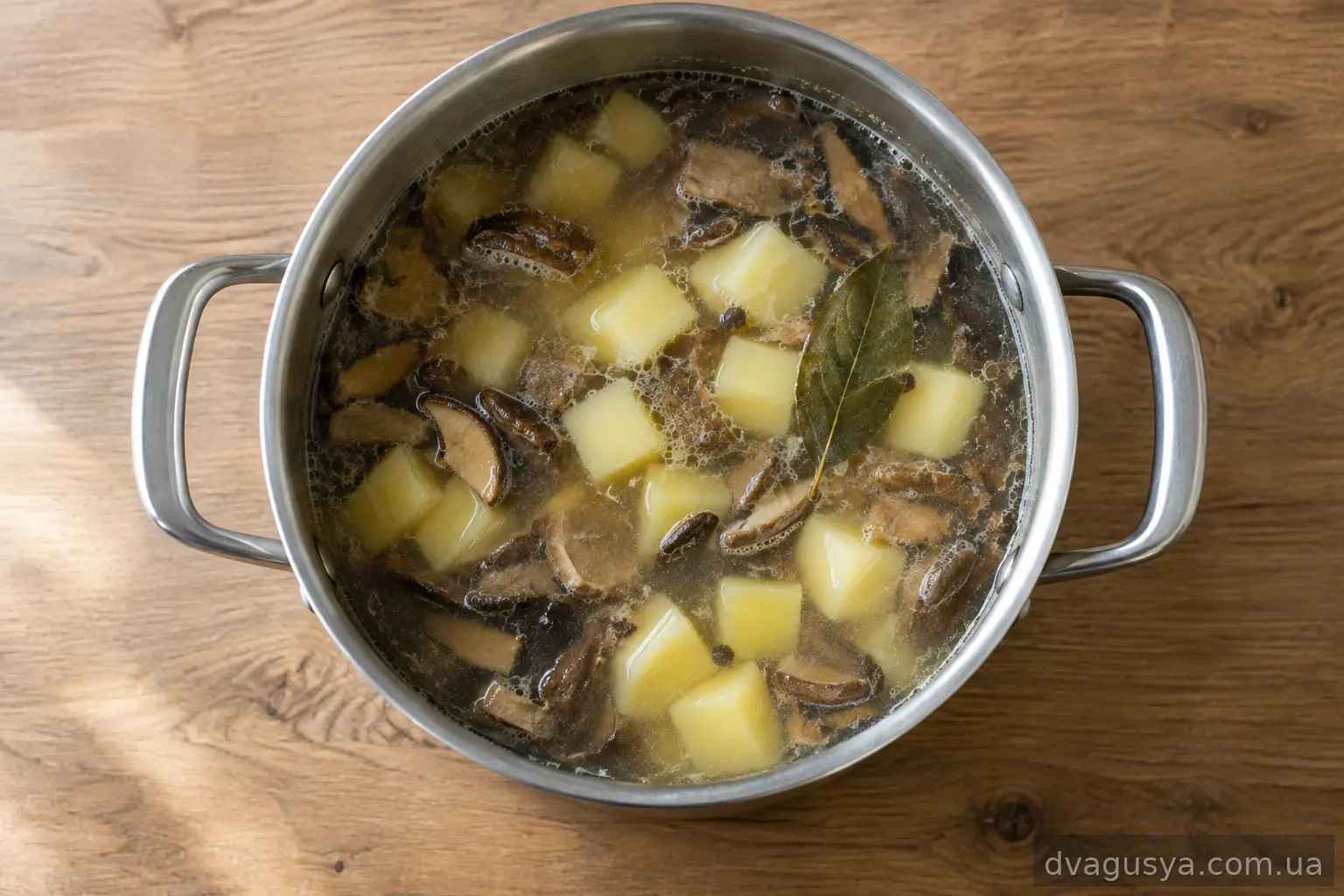 Картопля кубиками додана в грибний бульйон