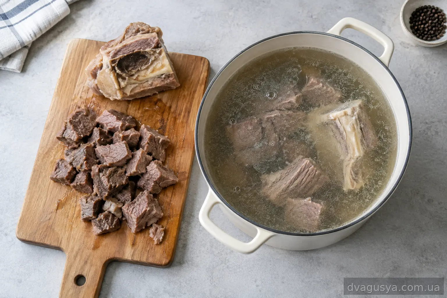 Нарізана середніми шматочками яловичина