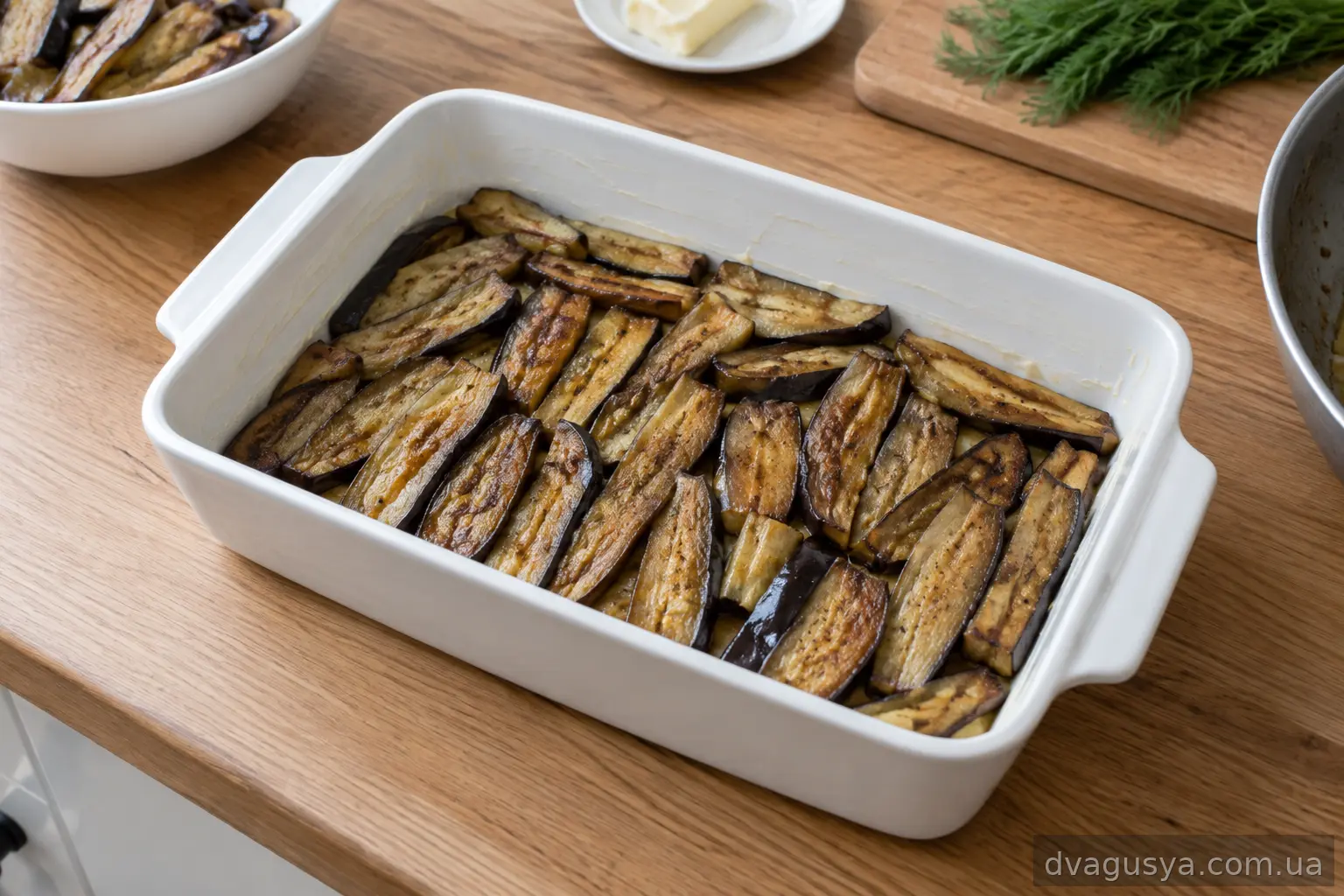 Перший шар запіканки з баклажанів