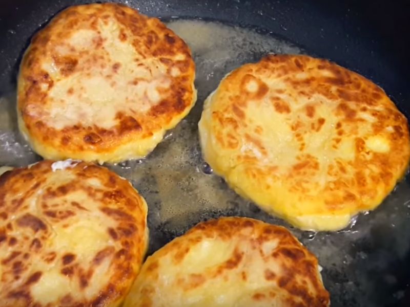 Сирники із сиру на сковороді. Як приготувати смачні сирні сирники?