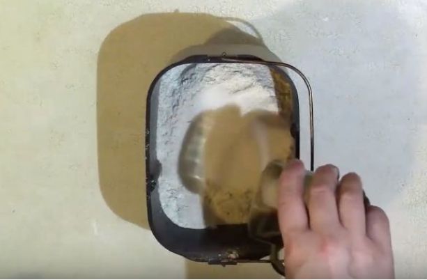 Хлеб в хлебопечке — 12 простых и самых вкусных рецептов