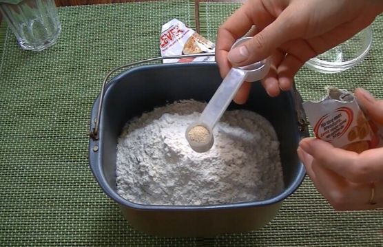 Хлеб в хлебопечке — 12 простых и самых вкусных рецептов