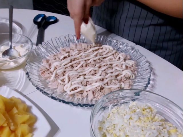 Салат с копченой курицей и ананасами - 9 очень вкусных классических рецептов