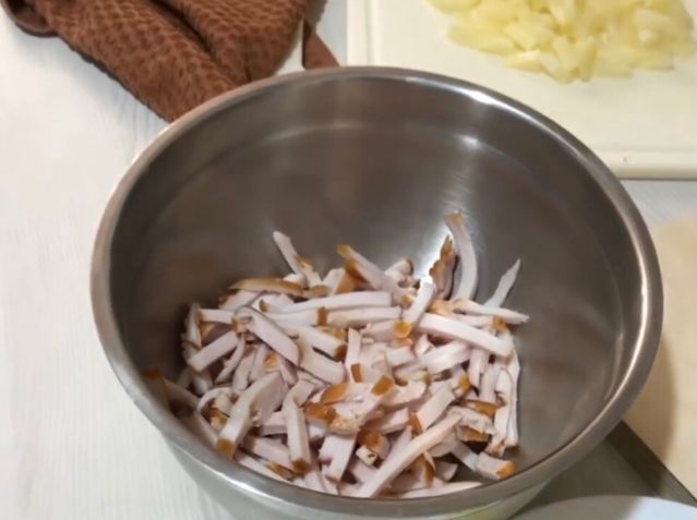 Салат с копченой курицей и ананасами - 9 очень вкусных классических рецептов