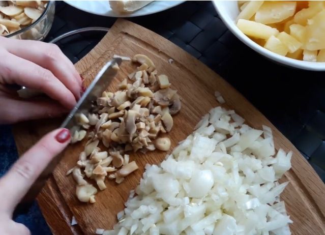 Салат с копченой курицей и ананасами - 9 очень вкусных классических рецептов