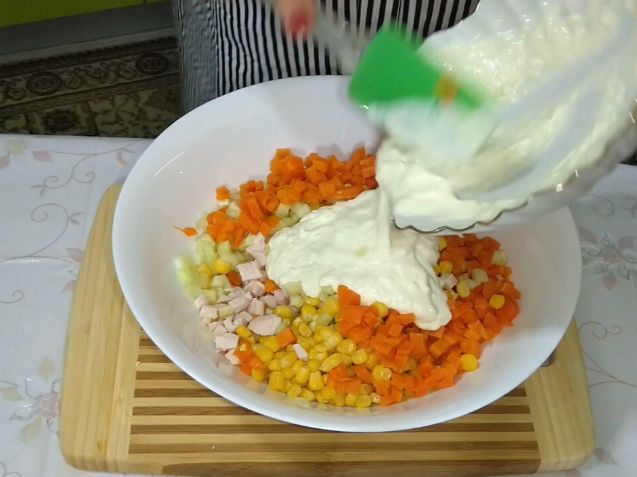 Салат с копченой курицей и ананасами - 9 очень вкусных классических рецептов
