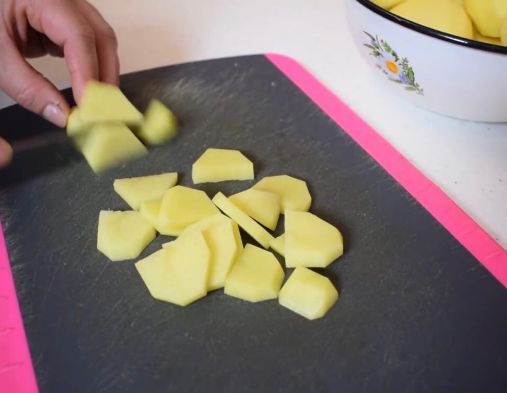 Как правильно пожарить картошку с луком на сковороде вкусно с корочкой