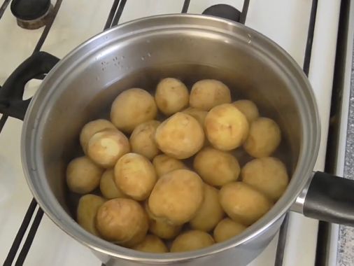 Как правильно пожарить картошку с луком на сковороде вкусно с корочкой