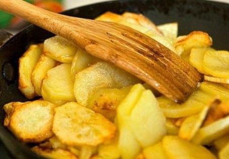 Как правильно пожарить картошку с луком на сковороде вкусно с корочкой
