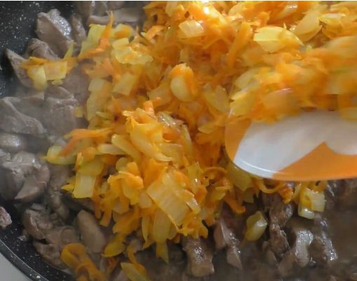 Как пожарить печень говяжью с луком, чтобы была мягкая и сочная