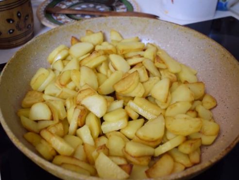 Как правильно пожарить картошку с луком на сковороде вкусно с корочкой
