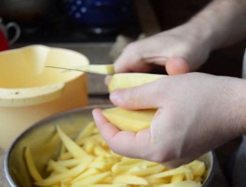 Как правильно пожарить картошку с луком на сковороде вкусно с корочкой