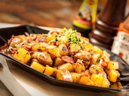 Как правильно пожарить картошку с луком на сковороде вкусно с корочкой