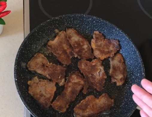 Как пожарить печень говяжью с луком, чтобы была мягкая и сочная