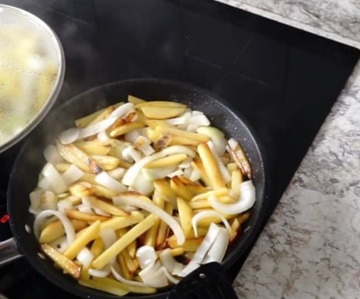 Как правильно пожарить картошку с луком на сковороде вкусно с корочкой