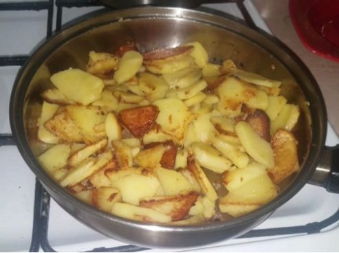 Как правильно пожарить картошку с луком на сковороде вкусно с корочкой